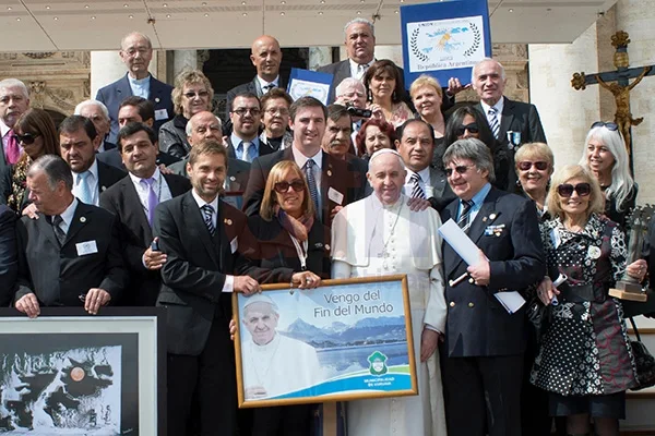 El Papa Francisco posa junto a la delegación que visitó el Vaticano.