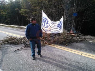 Carlos Córdoba, al frente del piquete en Ruta 3.