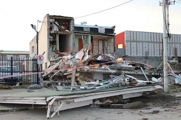 El edificio sufrió las consecuencias del movimiento de suelo en el terreno aledaño.