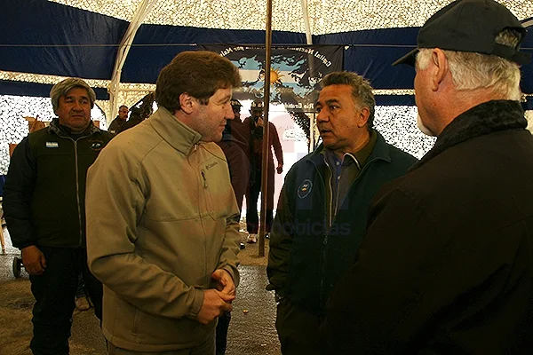Gustavo Melella, en diálogo con varios veteranos de Malvinas.