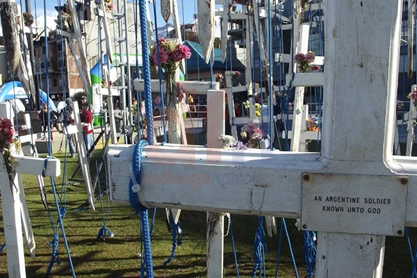 Las cruces forman parte del recuerdo de los caídos en Malvinas.
