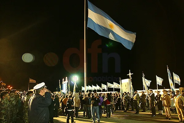 La bandera argentina flamea en honor a laos caídos en Malvinas.