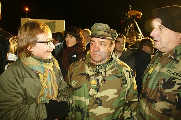 Fabiana Ríos dialoga con las autoridades de la Fuerza de Infantería de Marina.