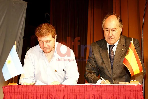 Gustavo Melella y José Landaluce Calleja firman la carta de intención.