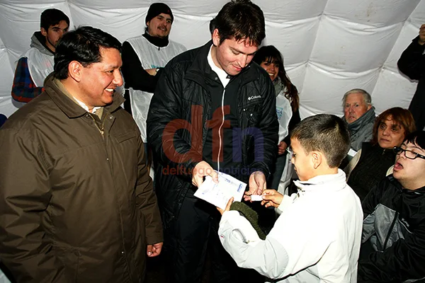 Martínez Pérez y Walter Abregú entrgan el primer par de lentes.