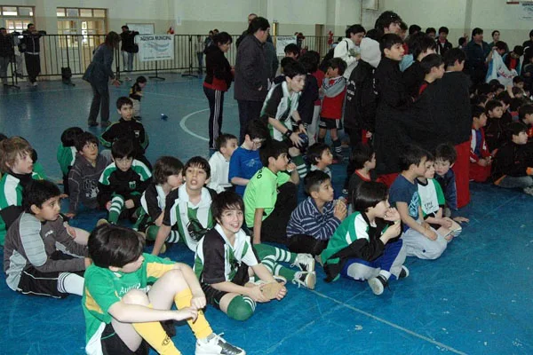 Miles de chicos participan del torneo invernal de futsal.