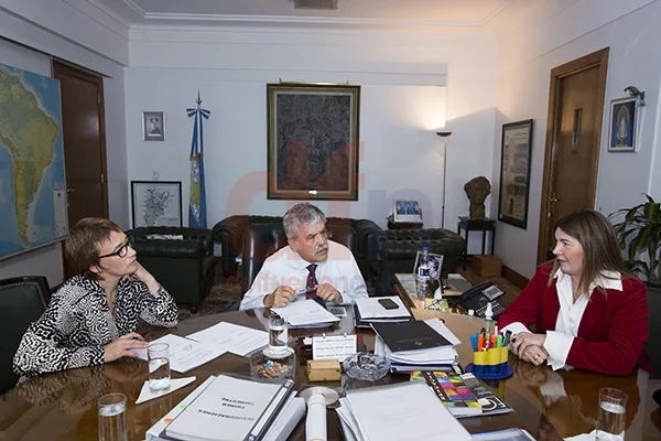 Ríos, De Vido y Bertone durante la reunión en Buenos Aires.