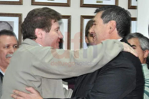 Gustavo Melella abraza a Gabriel Clementino tras jurar su cargo.