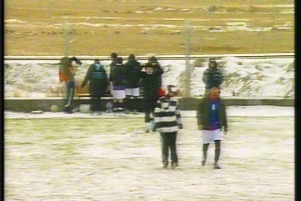 Los jugadores se marchan bajo la nieve que  a esa hora ya era copiosa.