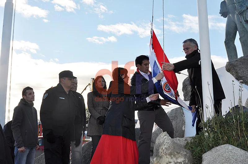 En el monumento a San Martín se izó la bandera de Paraguay.