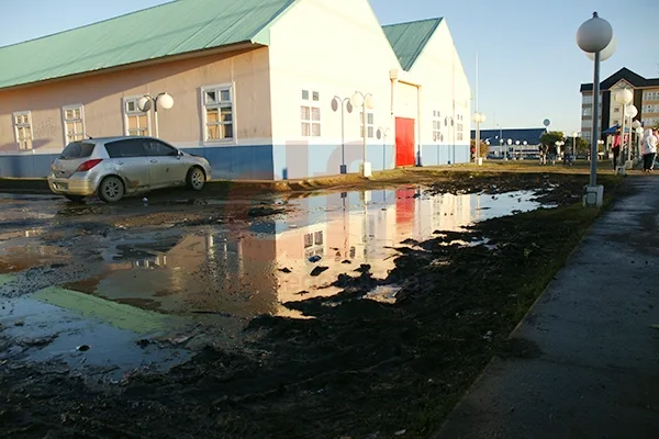 El estacionamiento de la escuela, inundado y lleno de barro.