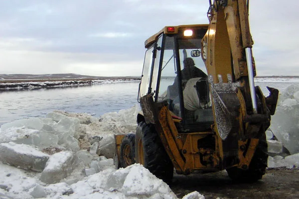 Ya se trabaja en la extracción de hielo a la vera del río.