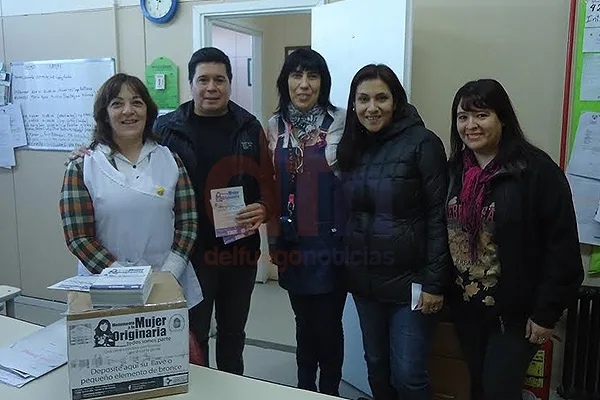 Pablo Cardoso, junto a docentes de la Escuela Solidaridad Latinoamericana.