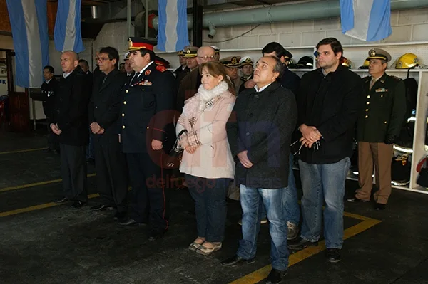 Autoridades políticas y de Bomberos Voluntarios al inicio del acto.