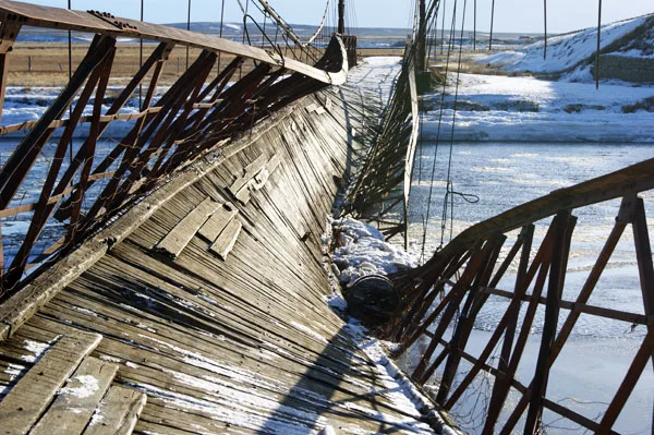 El puente colapsado, sufre las inclemencias del tiempo.