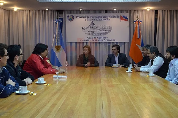 Representantes gremiales y autoridades de Gobienro, durante la reunión.