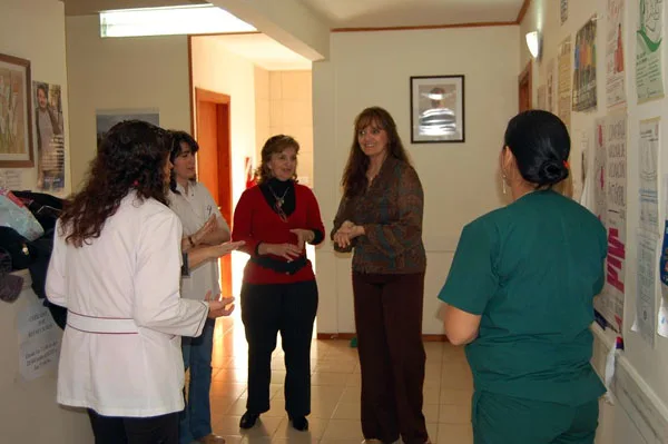 Funcionarias municipales en una de las visitas al CAC.