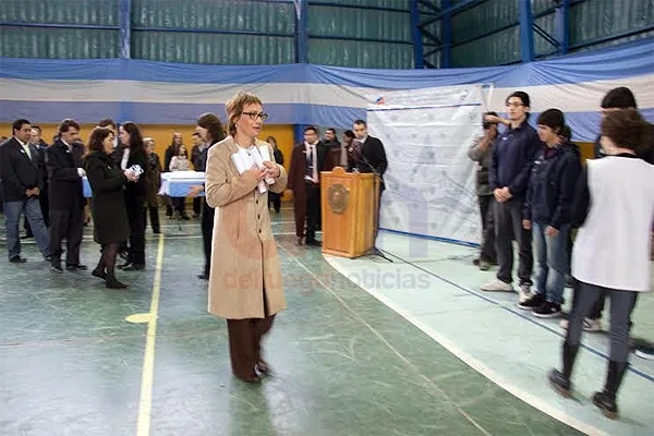 La Gobernadora entrega distinciones a los alumnos de la Escuela Especial 1.