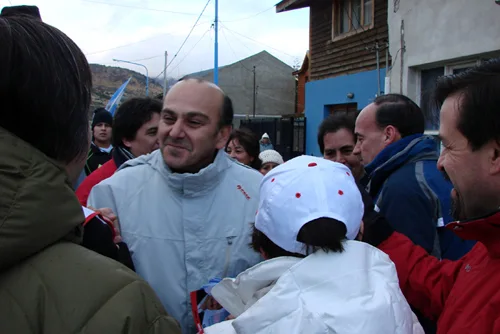 Ricardo Furlan saluda a Rossi y Pagella durante un alto de la caminata.