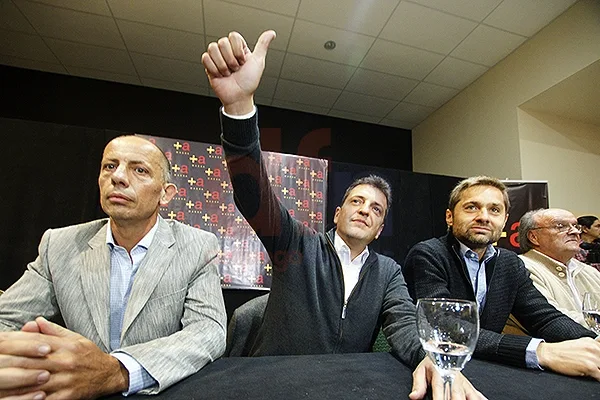 Sergio Massa, rodeado por Rubén Sciutto y Federico Sciurano.