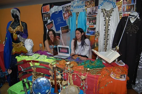 En la feria hubo stands de ventas de productos artísticos.
