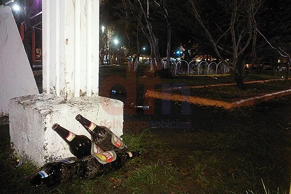 Cientos de botellas de cerveza quedaron esparcidas.