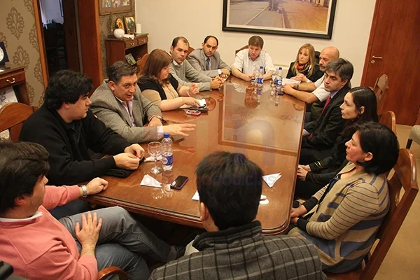 Las autoridades locales, reunidas para debatir el tema.