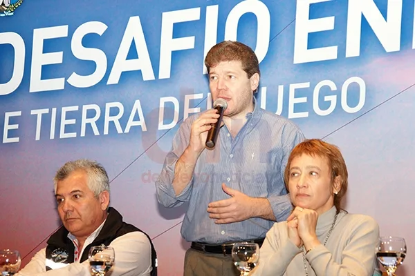 Gustavo Melella habla; lo escuchan René Vergara y Fabiana Ríos.