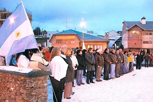 Cientos de vecinos acudieron al acto de repudio realizado en Ushuaia.