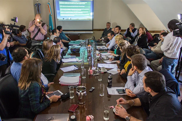 Legisladores y funcionarios escuchan la propuesta de YSUR. (Fotos: Prensa Legislativa)