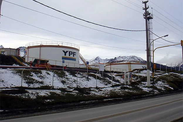 La planta Orión de YPF se emplaza en el acceso a Ushuaia.