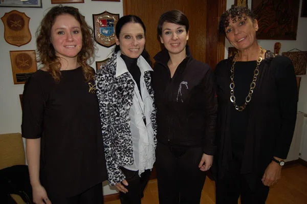 Estela Erman y Natalia Lasalle junto a algunas instructoras de la escuela.