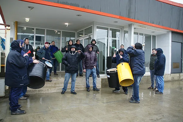 ASIMRA protestó en el acceso a una de las plantas del Grupo Mirgor.