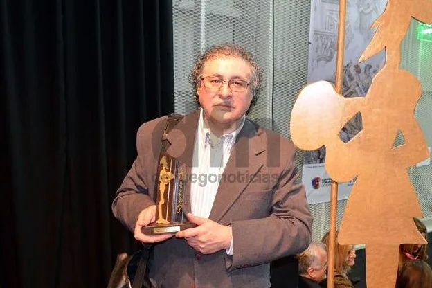 Daniel Garay sostiene su premio recibido en Córdoba.