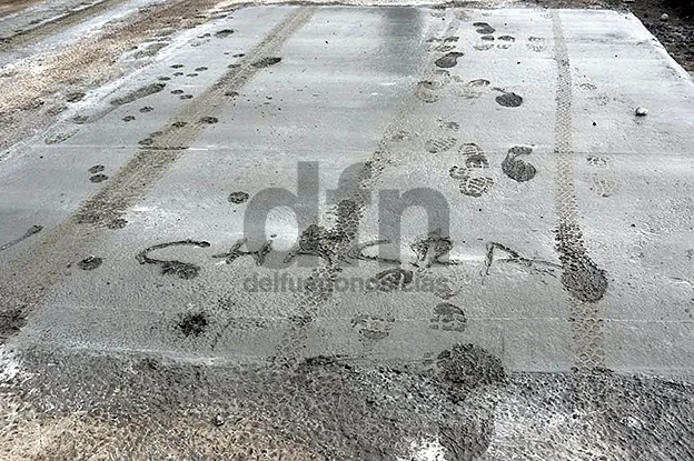 A pesar del cierre de la calle, circularon vehículos.