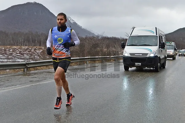 Federico Sciurano corrió bajo la lluvia y fuertes vientos.