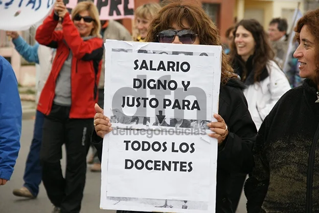 Los docentes encabezan el reclamo conjunto de gremios estatales.