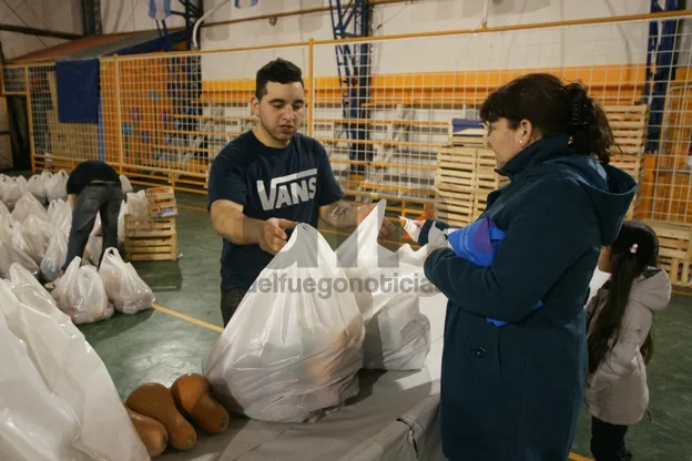 Los compradores obtenían 13 kilos de frutas y verduras a 100 pesos.