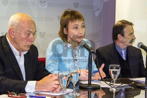 Fabiana Ríos al momento del anuncio. La secundan Crocianelli y Murcia.