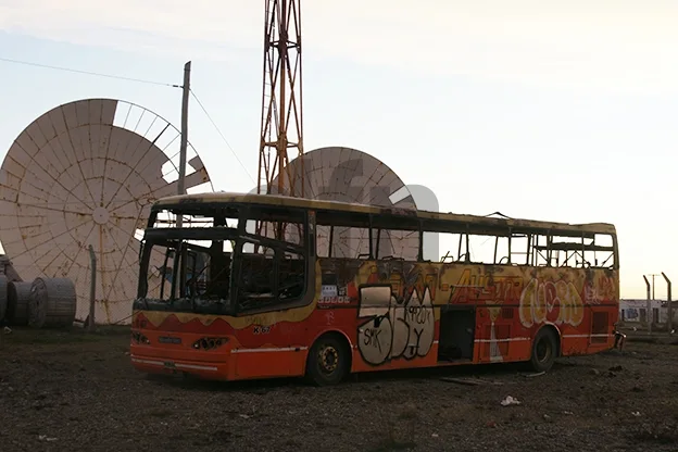 El colectivo fue abandonado en un predio sin cerco perimetral.