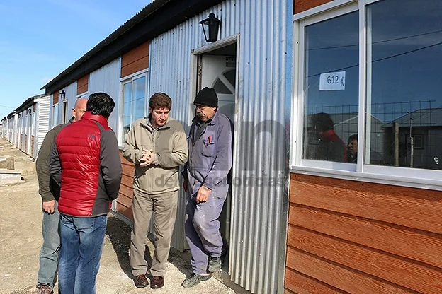 Gustavo Melella recorrió las viviendas en el barrio Los Cisnes.