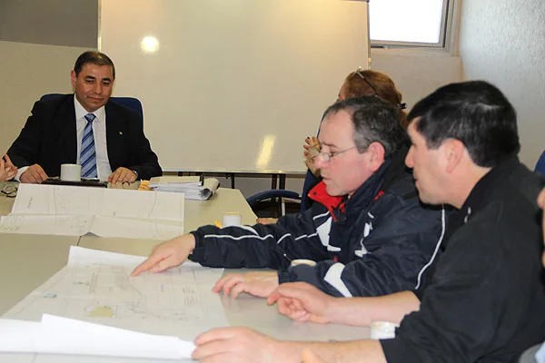 El ministro Manuel Benegas, durante la reunión con productores de Almanza.