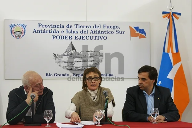 Fabiana Ríos junto a Roberto Crocianelli y Sergio Araque.