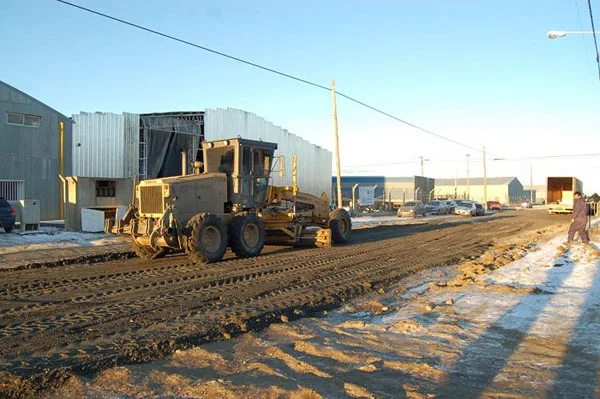 Las máquinas viales trabajaron arduamente para reparar las calles.