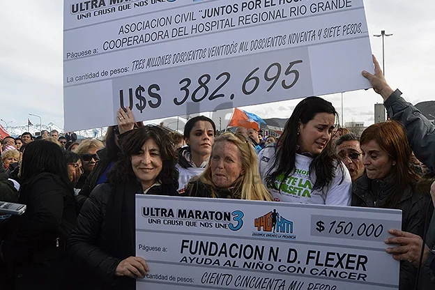 Los cheques simbólicos reflejan la solidaridad de los fueguinos.