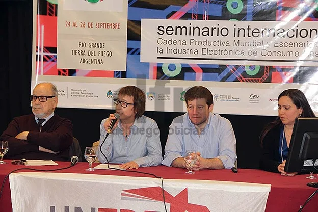 El seminario se realiza en el Centro Cultura Yaganes.