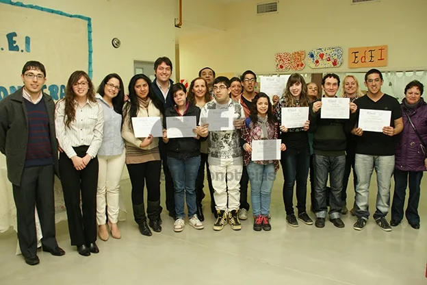 Los alumnos posan con sus respectivos diplomas.