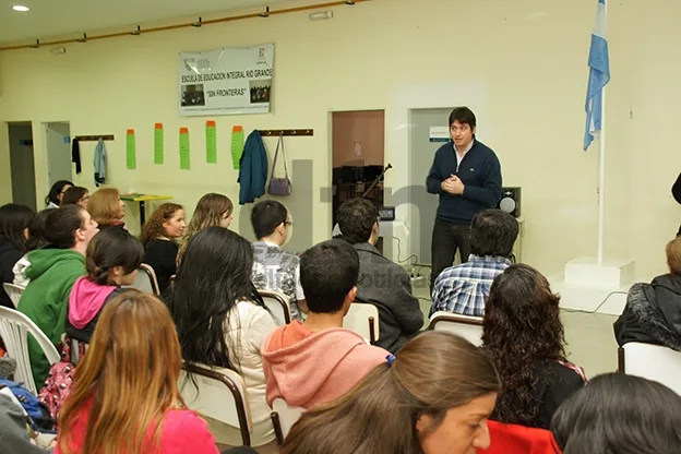 Martín Pérez habla ante los estudiantes de la EDEI.