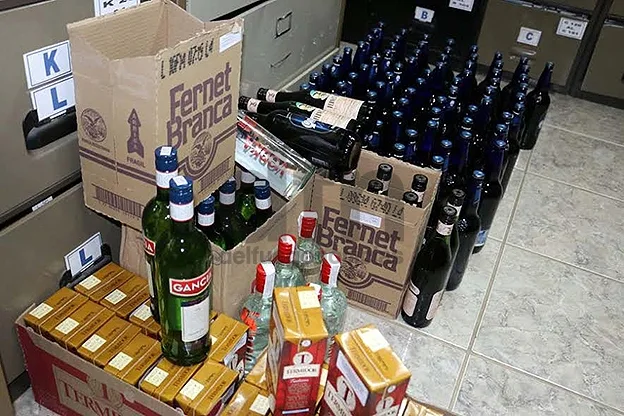 Parte del alcohol que se decomisó tras el operativo.