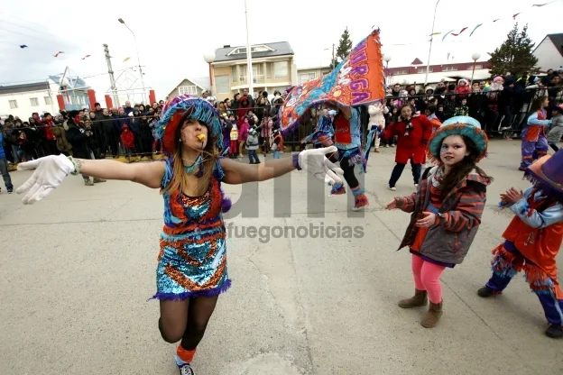 La murga Los Vientosos cerró el evento.